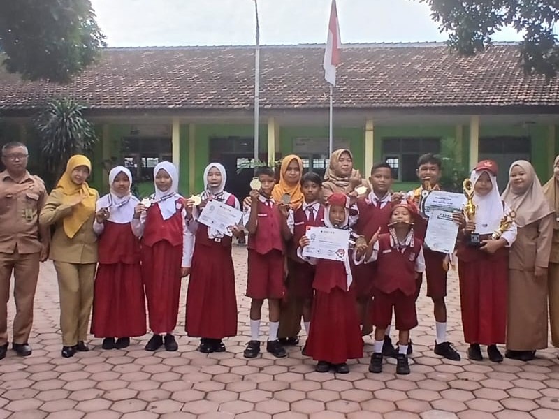PEMBERIAN PENGHARGAAN KEPADA SISWA BERPRESTASI